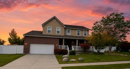Spacious 3-Bedroom Basement Suite with Kitchen & Laundry