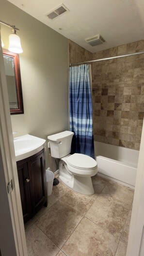 Towels, toilet paper - Spacious 3-Bedroom Basement Suite with Kitchen & Laundry (Lehi)