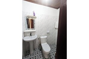 Bathroom - Furnished Studio in Yaoundé (Yaoundé)