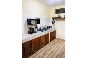 Private kitchen - Air-Conditioned, Furnished 2-Bedroom Apartment in Yaoundé (Yaoundé)