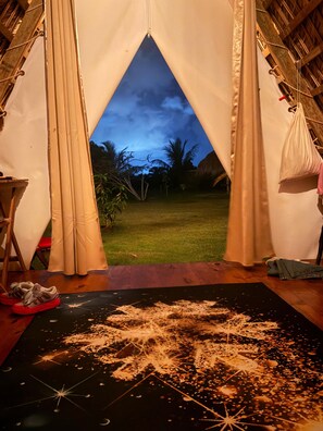 A tent with a view of a grassy area and palm trees. - Eco Lodges Chalets Tropicales Playa Macao (Punta Cana)
