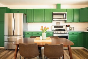 Coffee/tea maker, fridge, microwave, oven - The Tipsy Butler Cottage & Sauna (Newcastle)