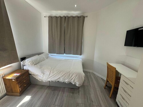 4-bed House - Ensuite Rooms - Sleeps 8 - Parking