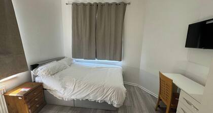 4-bed House - Ensuite Rooms - Sleeps 8 - Parking