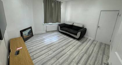 4-bed House - Ensuite Rooms - Sleeps 8 - Parking
