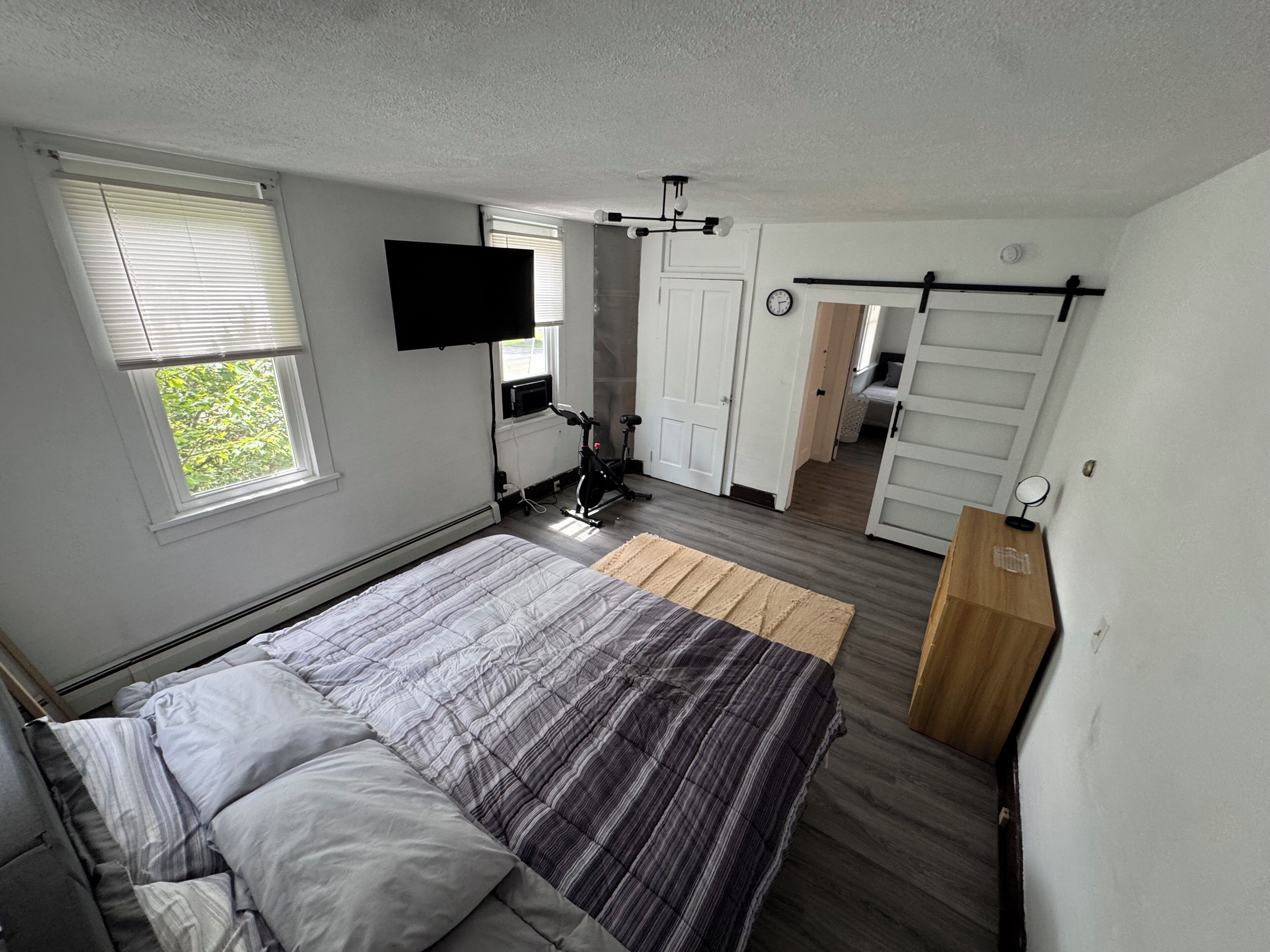 3 habitaciones, tabla de planchar con plancha, wifi y ropa de cama 