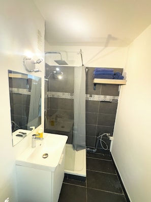 Classic-Studio, Terrasse, Gartenblick | Badezimmer | Dusche, kostenlose Toilettenartikel, Haartrockner, Handtücher
