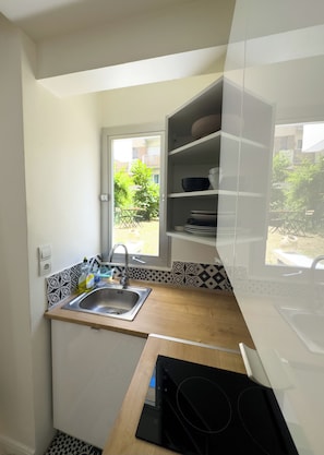 Kühlschrank, Mikrowelle, Ofen, Herdplatte
