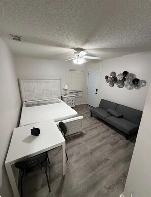1 bedroom, WiFi, bed sheets - Modern Serenity Studio Cozy Retreat with Fireplace & Workspace (Spring Hill)