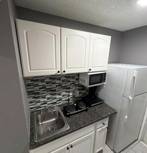 Private kitchen - Modern Serenity Studio Cozy Retreat with Fireplace & Workspace (Spring Hill)