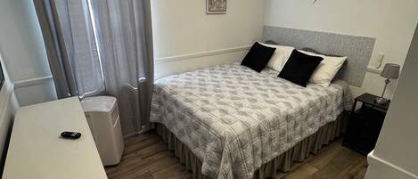 1 dormitorio, tabla de planchar con plancha, wifi y ropa de cama