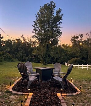 Property grounds - River Edge Retreat - Private Waterfront & Fire Pit (Jacksonville)
