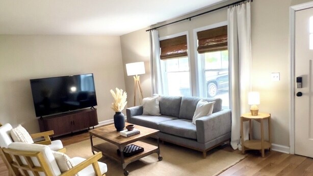 Living area - River Edge Retreat - Private Waterfront & Fire Pit (Jacksonville)