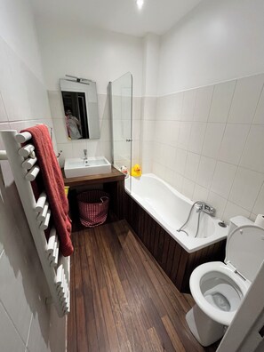 Shower, hair dryer, towels, soap - Haussmann Charm · Facing the Woods · 15 min to Central Paris/Disney (Vincennes)