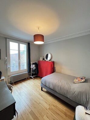 3 bedrooms, desk, iron/ironing board, free WiFi - Haussmann Charm · Facing the Woods · 15 min to Central Paris/Disney (Vincennes)