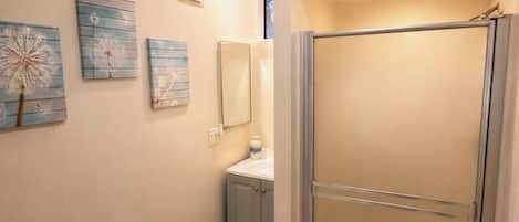 Secadora de cabello, toallas, jabón, papel de baño