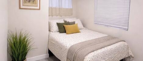 Iron/ironing board, internet, bed sheets