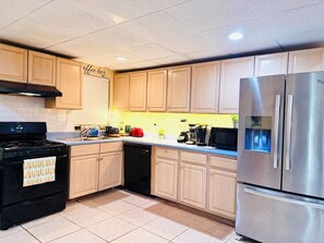 Fridge, microwave, oven, stovetop - Spacious 1 Bedroom Home in ATL Metro - Staycation, Long-term, family friendly. (Norcross)