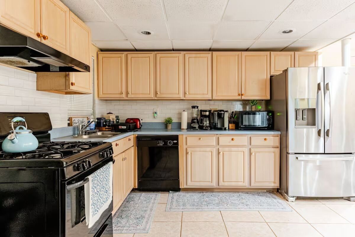 Coffee/tea maker, fridge, microwave, oven