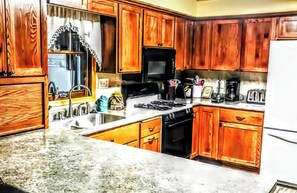 Private kitchen - A beautiful 1908 4-bedroom farmhouse with AC in charming Baraboo (Baraboo)