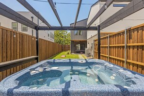 Outdoor spa tub - Dallas Retreat, Mins to DT, Hot Tub & Big Backyard (Dallas)