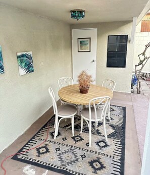 Outdoor dining - Charming two bedroom house near LAX/SOFI/BEACHES (Hawthorne)