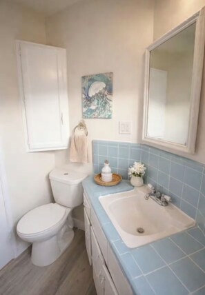 Hair dryer, towels, soap, toilet paper - Charming two bedroom house near LAX/SOFI/BEACHES (Hawthorne)