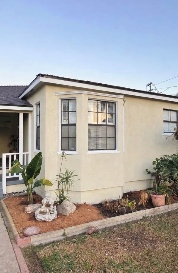 Exterior - Charming two bedroom house near LAX/SOFI/BEACHES (Hawthorne)
