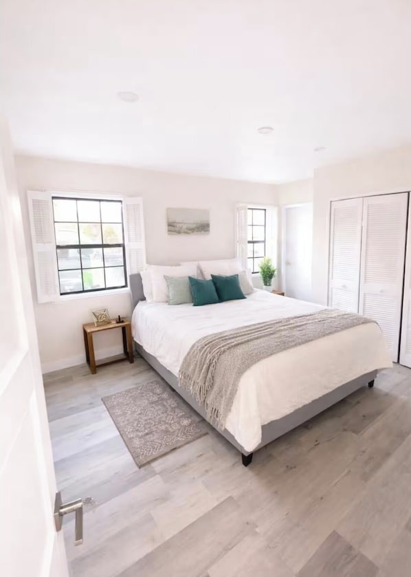 2 bedrooms, iron/ironing board, internet, bed sheets