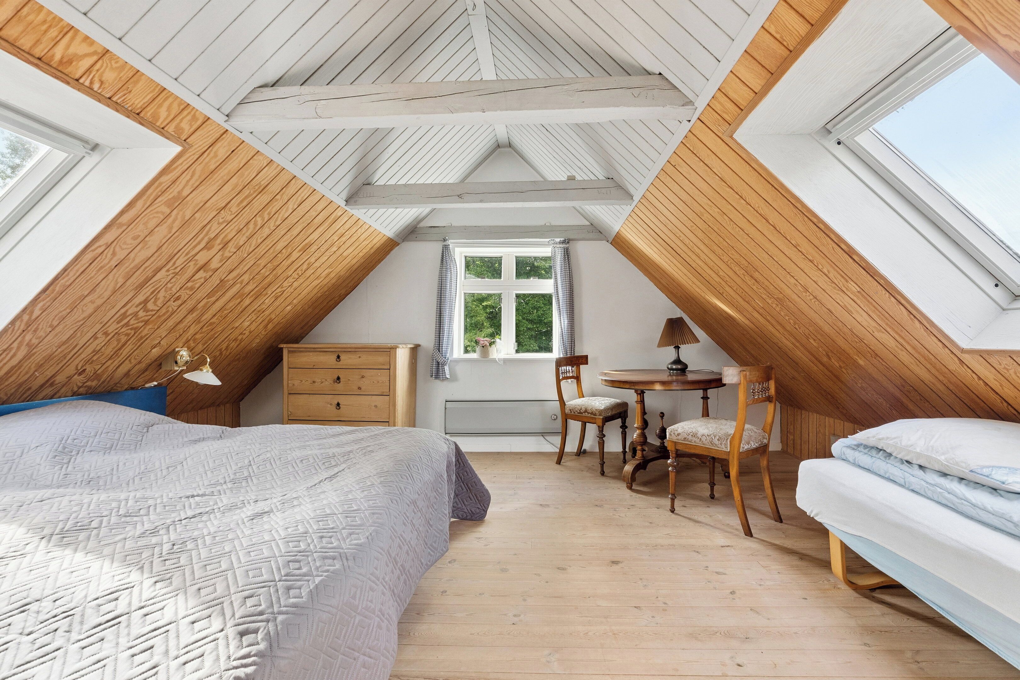 2 bedrooms, iron/ironing board, free WiFi