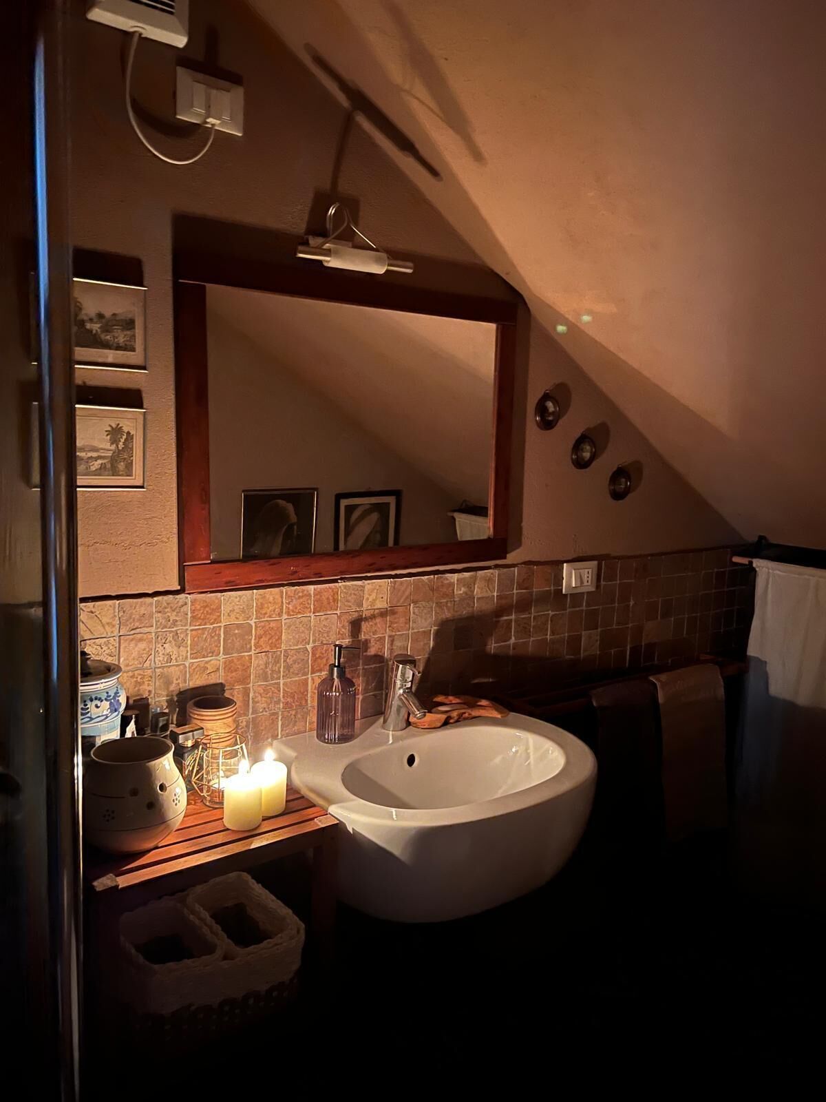 Ein Badezimmer mit einem großen Waschbecken, einem Spiegel und einem Handtuchhalter.