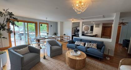 Waterfront Retreat | Sauna, Hot Tub, Dock, Kayaks, Bikes & Walk to Village HITS