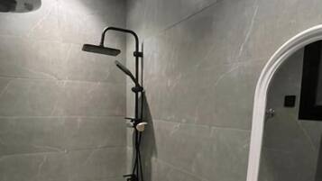 Deluxe Double Room | Bathroom