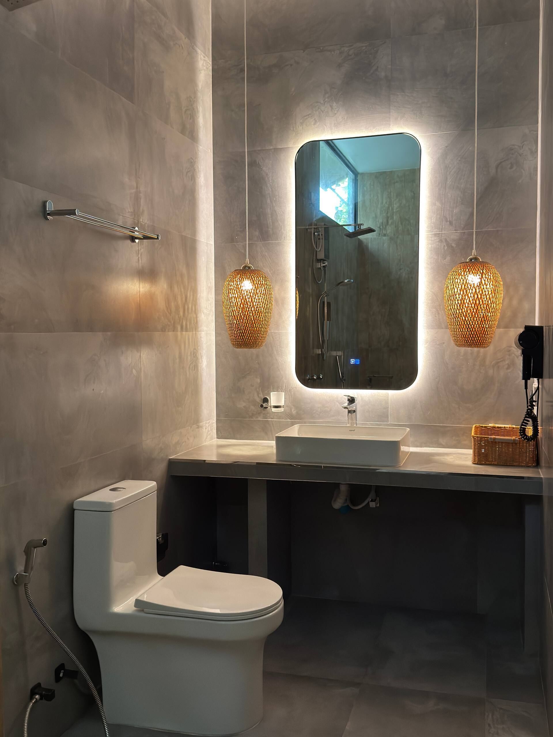 Shower, hair dryer, bidet, towels