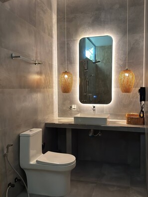 Douche, sèche-cheveux, bidet, serviettes fournies