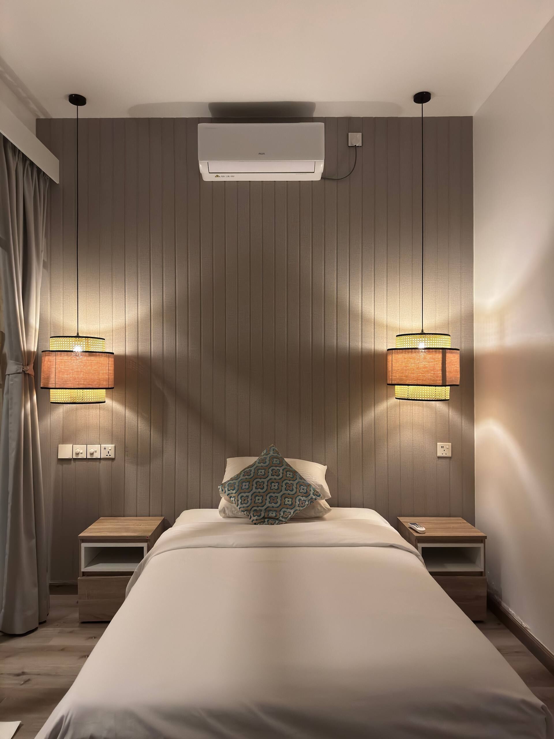 4 bedrooms, iron/ironing board, WiFi (free)