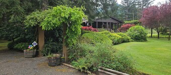 Charming 2-bedroom home with hot tub and creek view minutes from Packwood