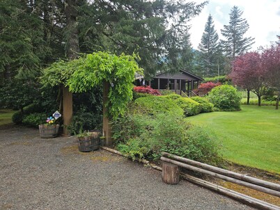 Charming 2-bedroom home with hot tub and creek view minutes from Packwood