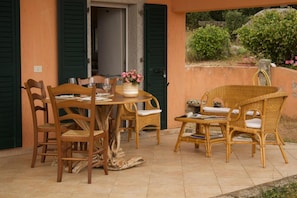 Outdoor dining - Villa Cunconi: A unique panorama between the mountains and the sea (Calangianus)