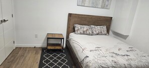 Iron/ironing board, WiFi, bed sheets - Modern Cozy Retreat in Trendy Danforth East, 5 min ride from the ⛱️  Beaches (Toronto)