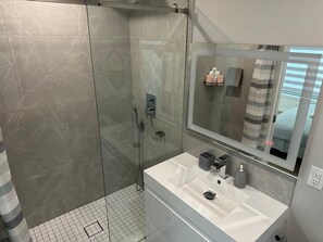 Shower, hair dryer, towels, soap - Modern Cozy Retreat in Trendy Danforth East, 5 min ride from the ⛱️  Beaches (Toronto)