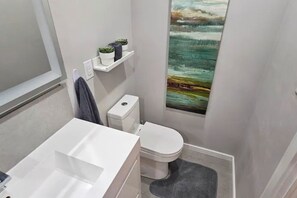 Shower, hair dryer, towels, soap - Modern Cozy Retreat in Trendy Danforth East, 5 min ride from the ⛱️  Beaches (Toronto)