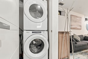 Interior - Cozy 1 bdrm in Toronto's Trendy Danforth East, Near Woodbine Stn, beach & parks. (Toronto)