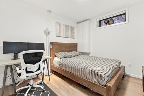 Cozy 1 bdrm in Toronto's Trendy Danforth East, Near Woodbine Stn, beach & parks.