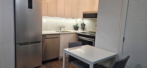 Modern Cozy Retreat in Trendy Danforth East, 5 min ride from the ⛱️  Beaches