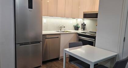 Modern Cozy Retreat in Trendy Danforth East, 5 min ride from the ⛱️ Beaches