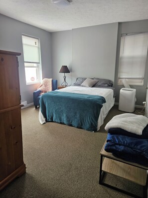 WiFi, bed sheets -  3bedroom apartment in Pittsburgh!Right on the trolley line 10mins from downtown (Pittsburgh)