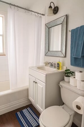 Secadora de cabello, toallas, jabón, papel de baño 