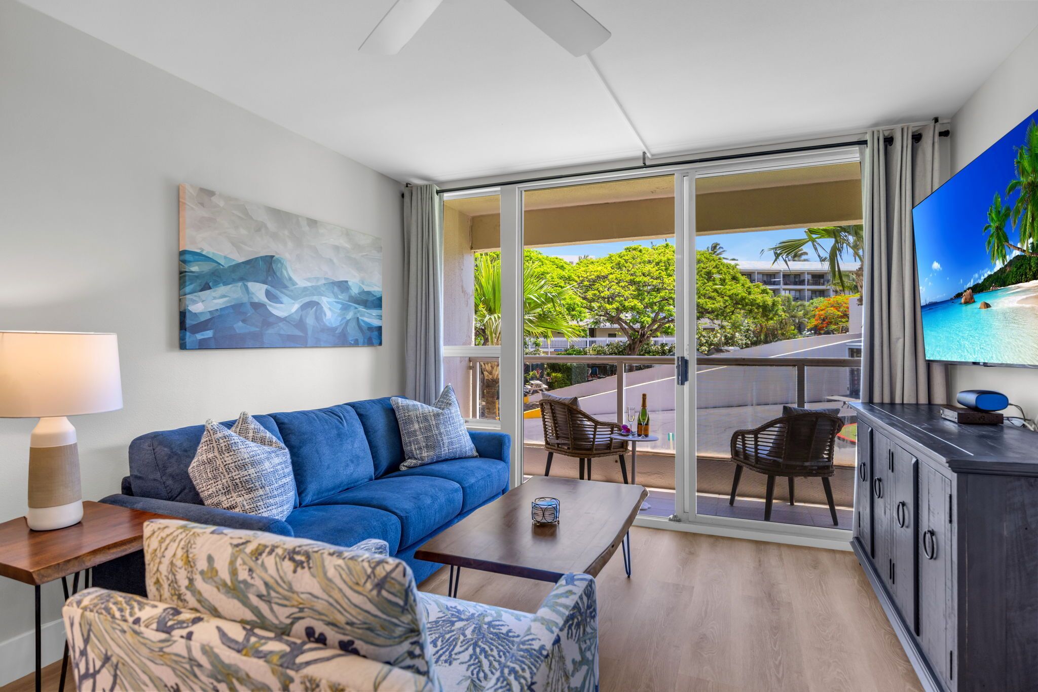 Condo de lujo, vista al jardín, junto a la playa | Área de sala de estar