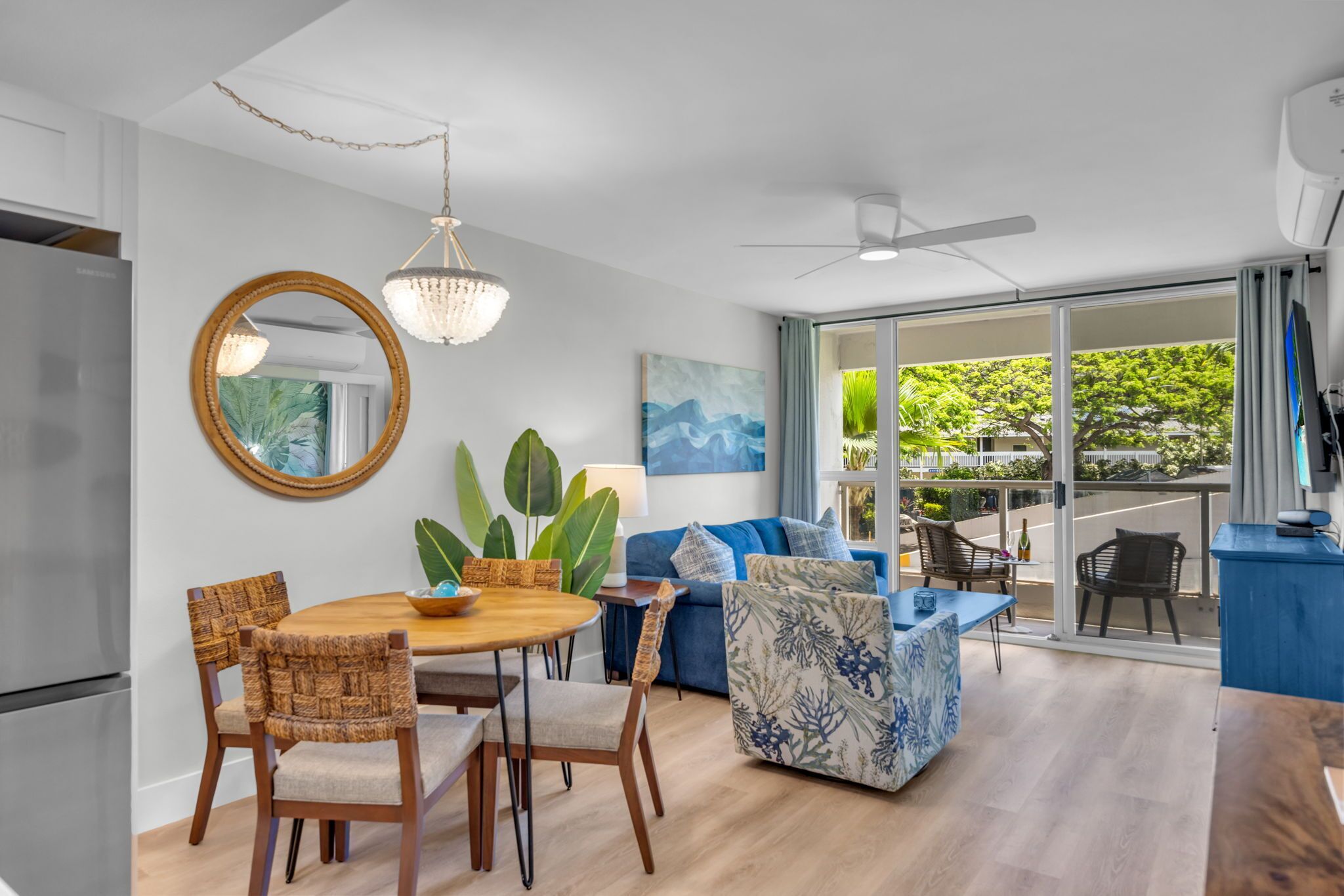 Ein moderner Wohnraum mit Essbereich, Sofa und großen Fenstern.